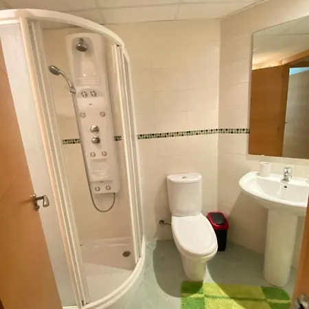 Elegant 2-bedroom In Benidorm With Private Pool And Scenic Garden Views 아파트 칼라 데 피네스트라트